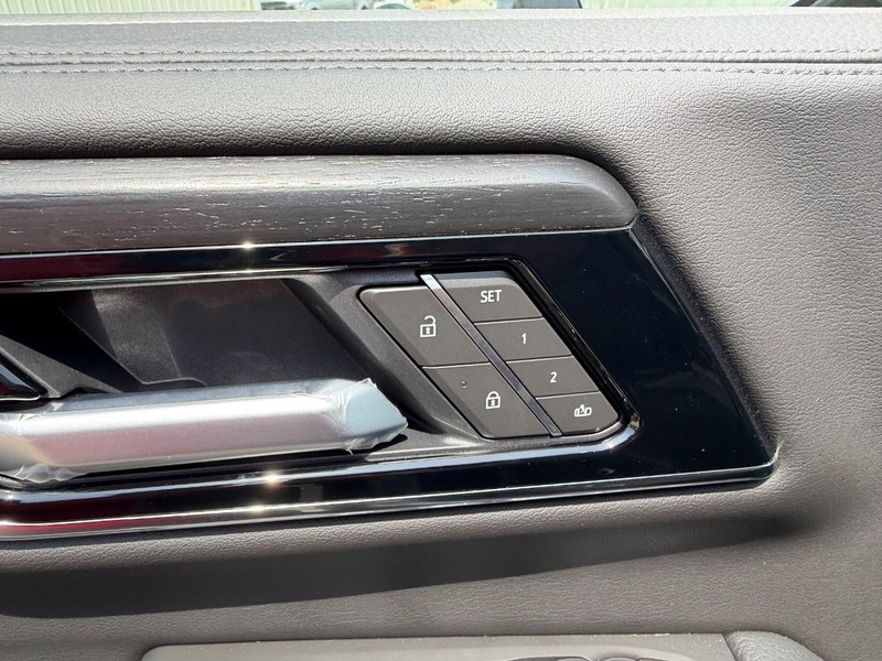 GMC Yukon Vehicle Full-screen Gallery Image 22