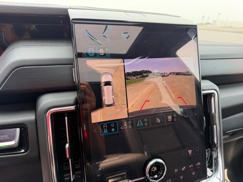 GMC Yukon Vehicle Full-screen Gallery Image 25