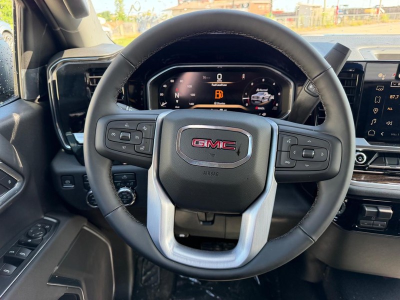 GMC Sierra 1500 Vehicle Full-screen Gallery Image 9