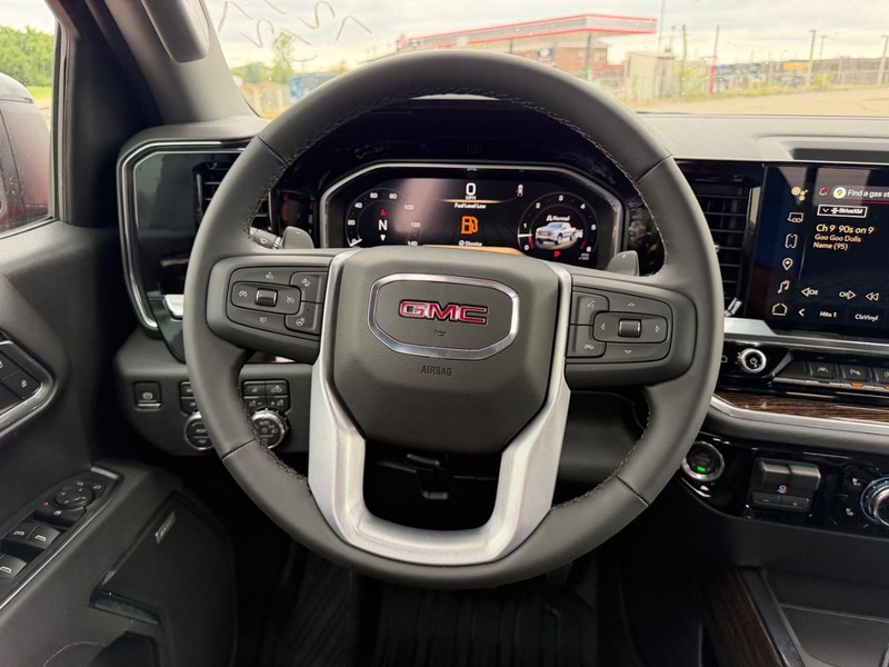 GMC Sierra 1500 Vehicle Full-screen Gallery Image 9