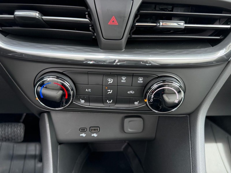 Buick Encore GX Vehicle Full-screen Gallery Image 13