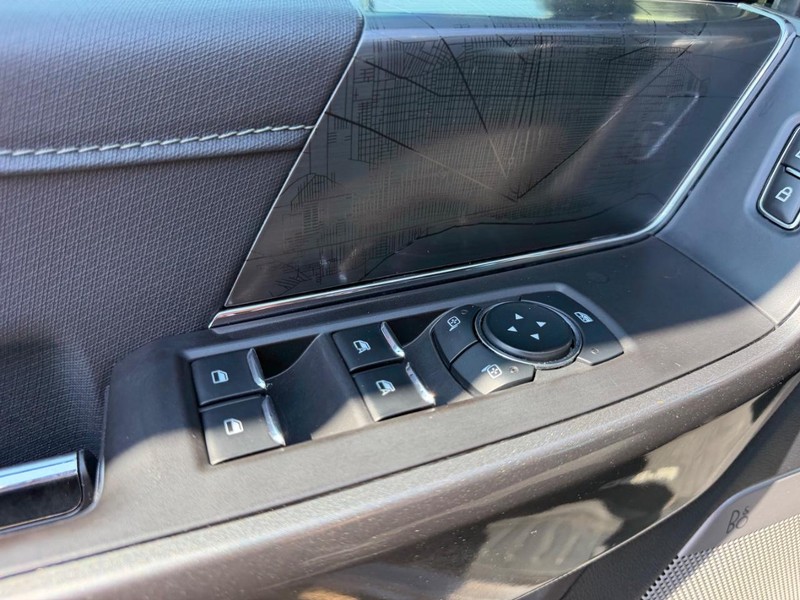 Ford F-150 Vehicle Full-screen Gallery Image 16