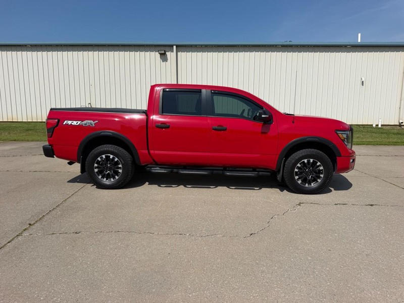Nissan Titan Vehicle Full-screen Gallery Image 2