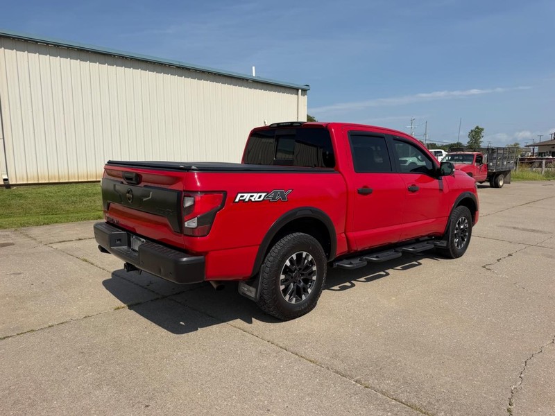 Nissan Titan Vehicle Full-screen Gallery Image 3