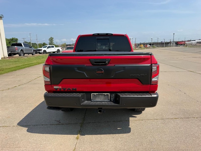 Nissan Titan Vehicle Full-screen Gallery Image 4
