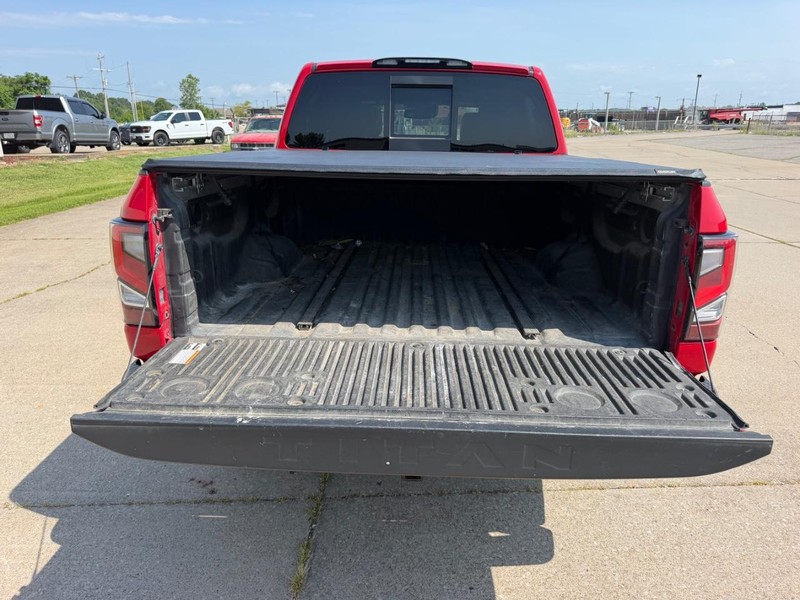 Nissan Titan Vehicle Full-screen Gallery Image 5