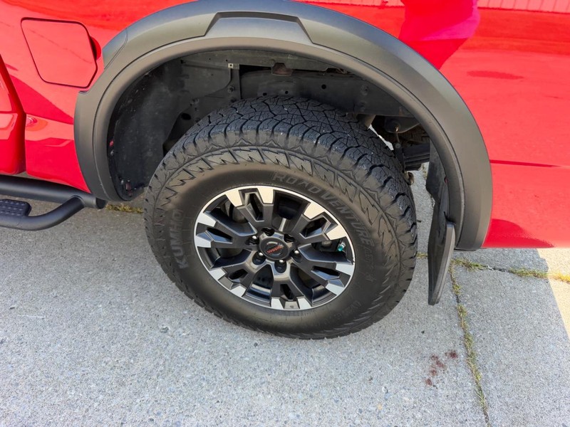Nissan Titan Vehicle Full-screen Gallery Image 6