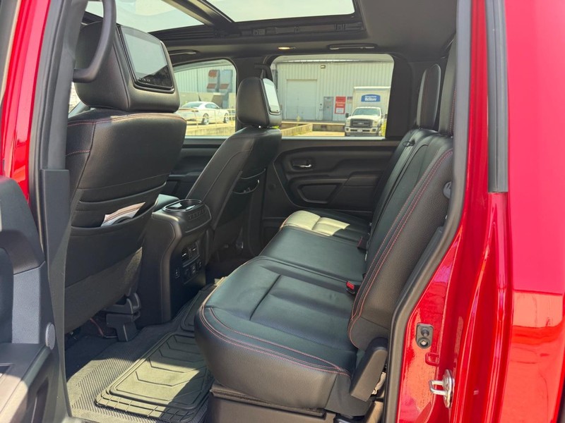 Nissan Titan Vehicle Full-screen Gallery Image 7