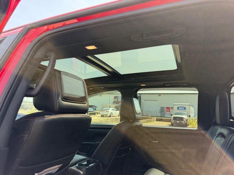 Nissan Titan Vehicle Full-screen Gallery Image 8