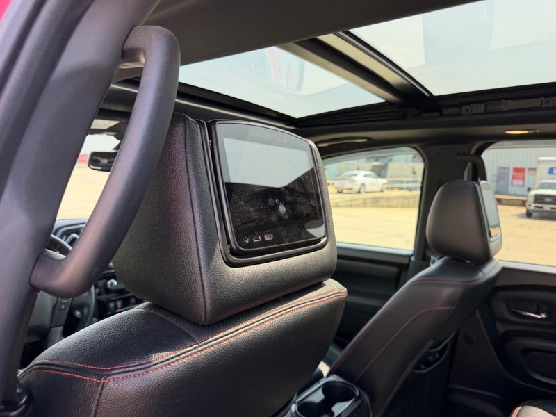 Nissan Titan Vehicle Full-screen Gallery Image 9