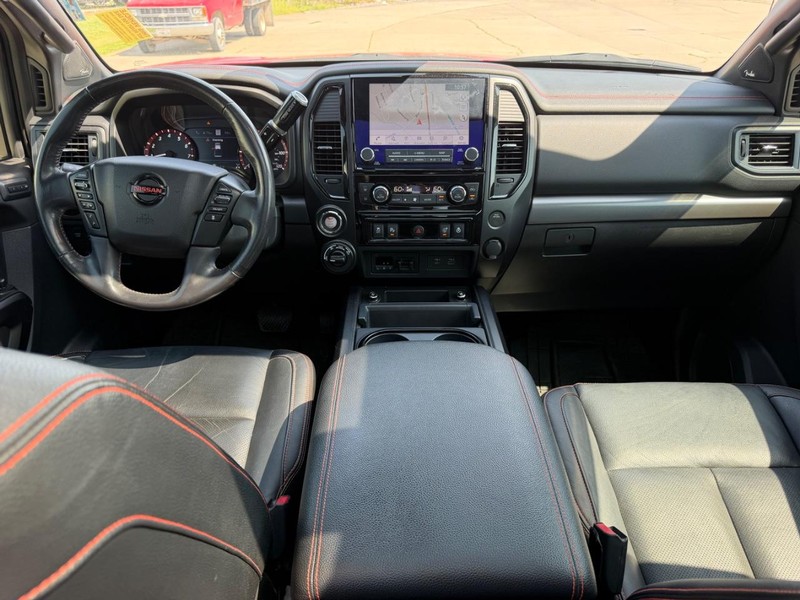 Nissan Titan Vehicle Full-screen Gallery Image 10