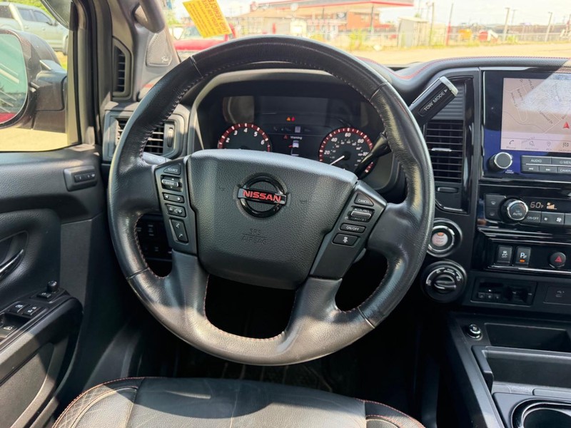 Nissan Titan Vehicle Full-screen Gallery Image 11