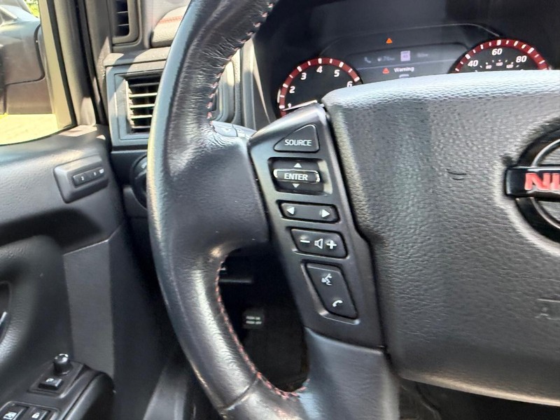 Nissan Titan Vehicle Full-screen Gallery Image 12