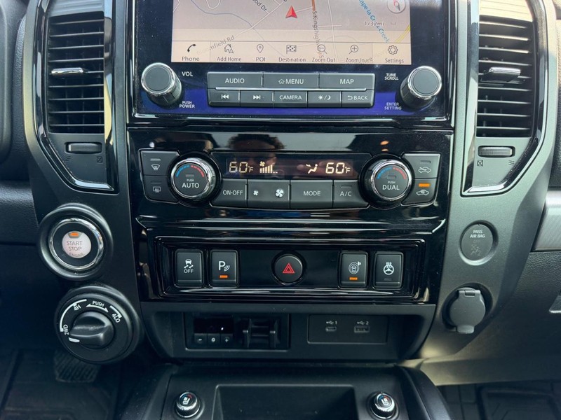 Nissan Titan Vehicle Full-screen Gallery Image 15