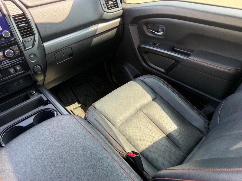 Nissan Titan Vehicle Full-screen Gallery Image 16