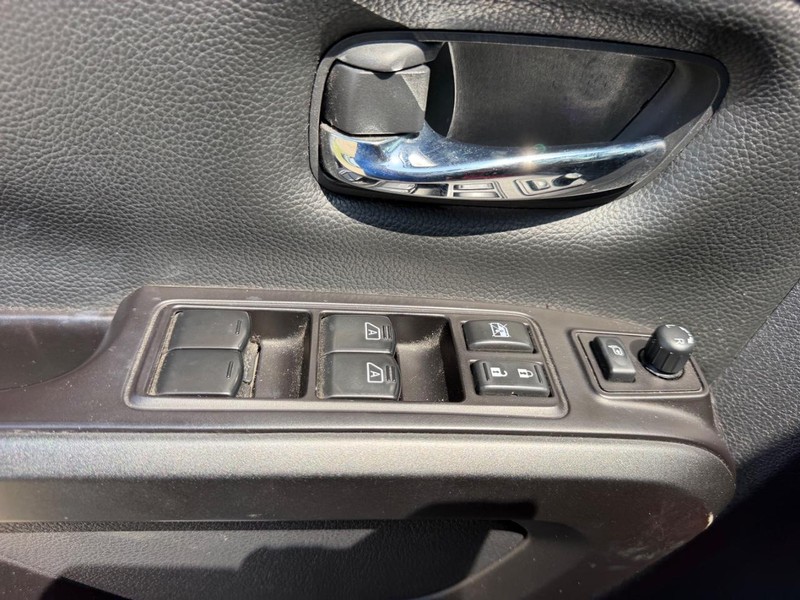 Nissan Titan Vehicle Full-screen Gallery Image 17