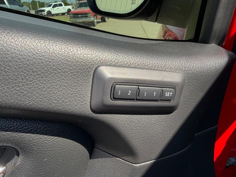 Nissan Titan Vehicle Full-screen Gallery Image 18