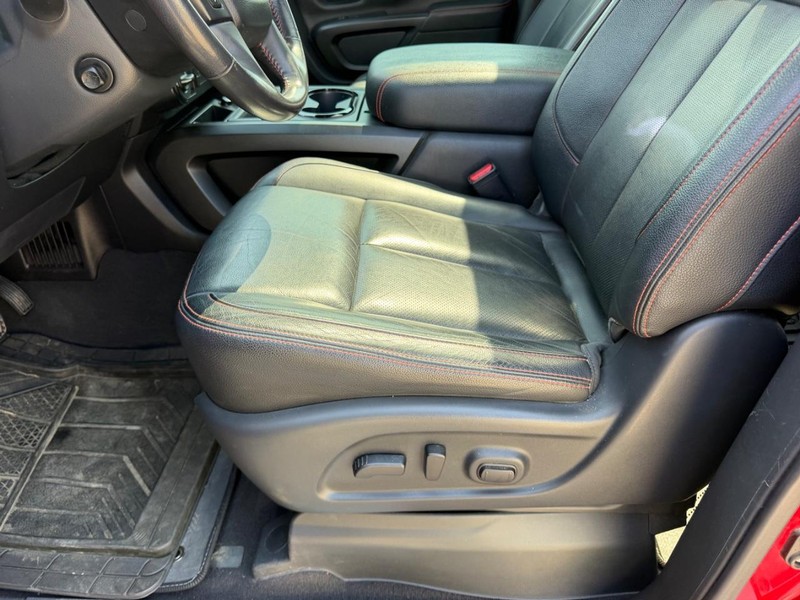 Nissan Titan Vehicle Full-screen Gallery Image 19