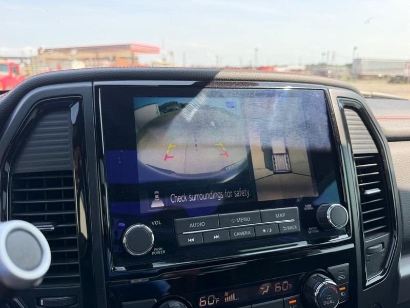 Nissan Titan Vehicle Full-screen Gallery Image 21