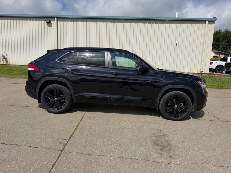 Volkswagen Atlas Cross Sport Vehicle Full-screen Gallery Image 2