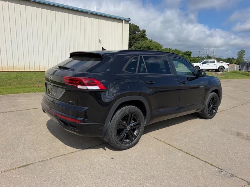Volkswagen Atlas Cross Sport Vehicle Full-screen Gallery Image 3