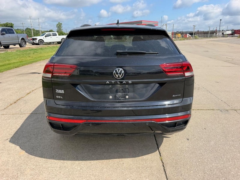 Volkswagen Atlas Cross Sport Vehicle Full-screen Gallery Image 4