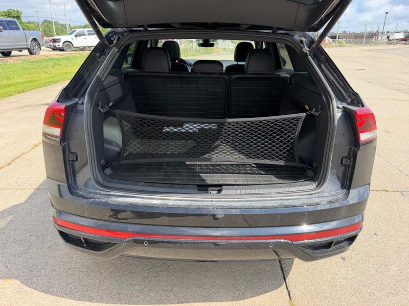 Volkswagen Atlas Cross Sport Vehicle Full-screen Gallery Image 5
