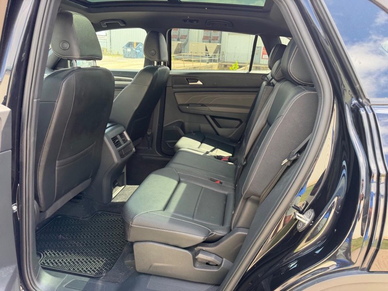 Volkswagen Atlas Cross Sport Vehicle Full-screen Gallery Image 8