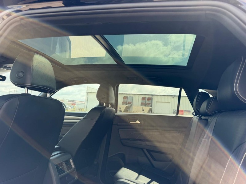 Volkswagen Atlas Cross Sport Vehicle Full-screen Gallery Image 9