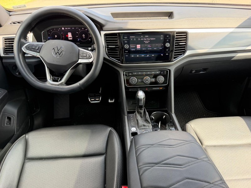 Volkswagen Atlas Cross Sport Vehicle Full-screen Gallery Image 10