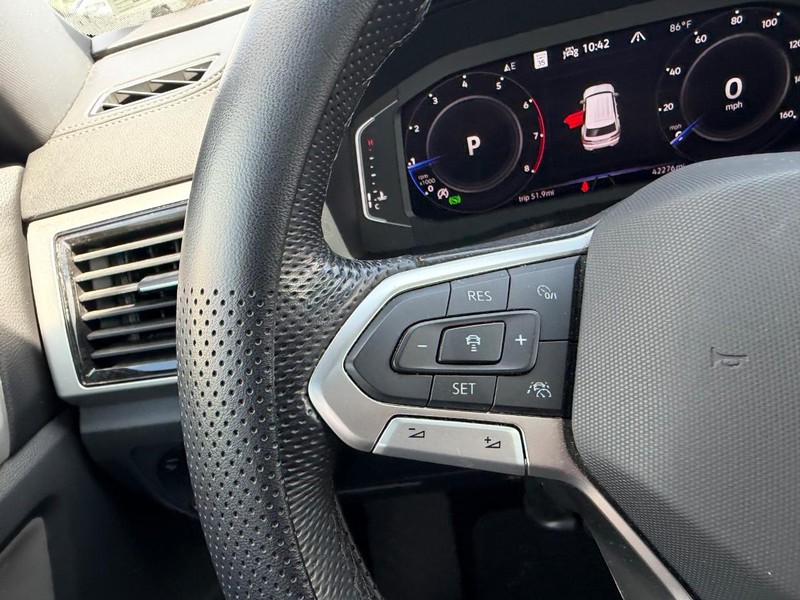 Volkswagen Atlas Cross Sport Vehicle Full-screen Gallery Image 12