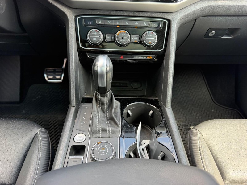 Volkswagen Atlas Cross Sport Vehicle Full-screen Gallery Image 16
