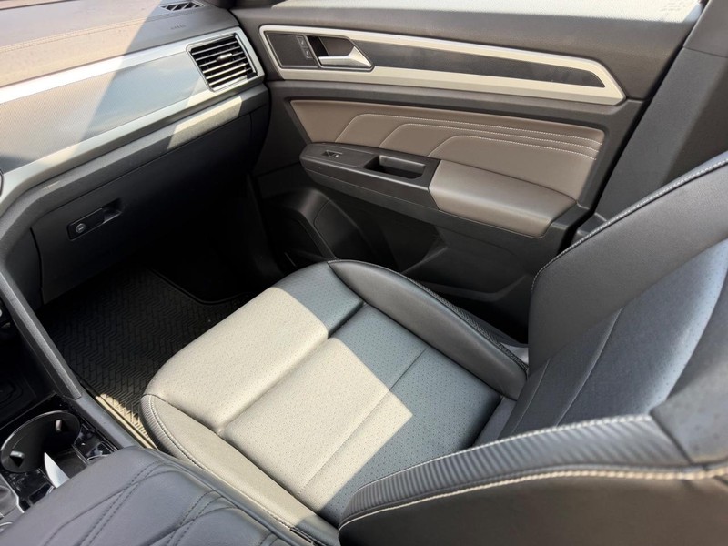 Volkswagen Atlas Cross Sport Vehicle Full-screen Gallery Image 17