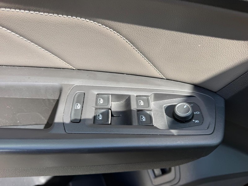 Volkswagen Atlas Cross Sport Vehicle Full-screen Gallery Image 18