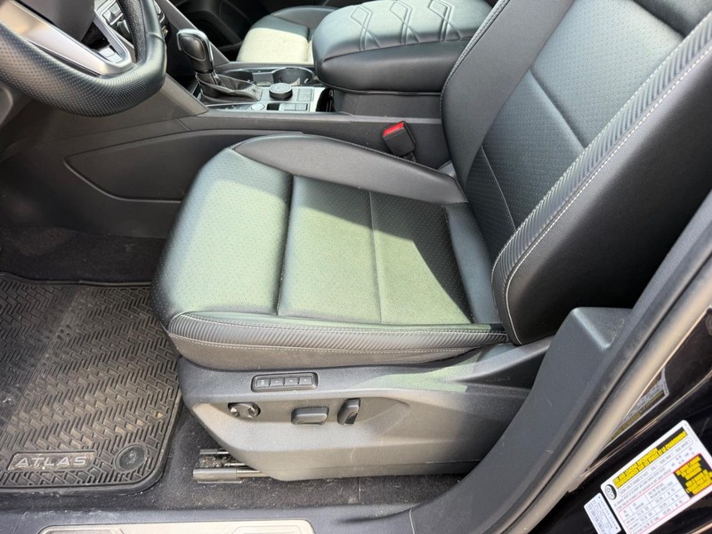 Volkswagen Atlas Cross Sport Vehicle Full-screen Gallery Image 19