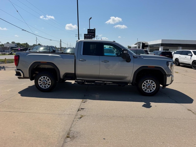 GMC Sierra 2500HD Vehicle Full-screen Gallery Image 2