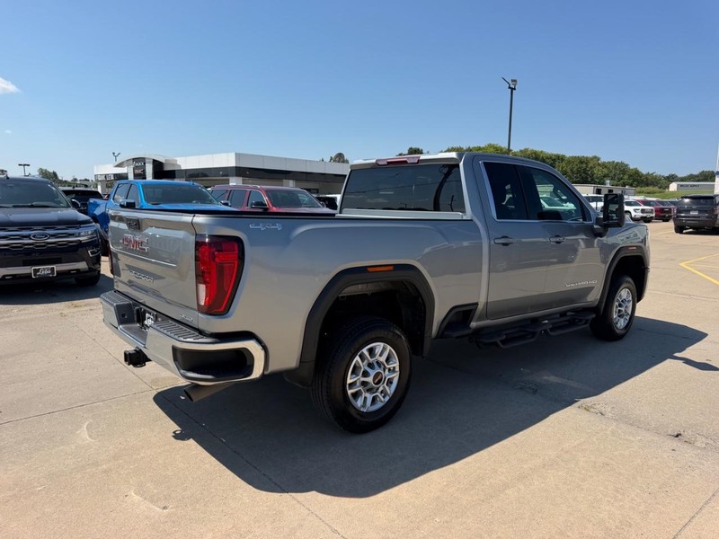GMC Sierra 2500HD Vehicle Full-screen Gallery Image 3