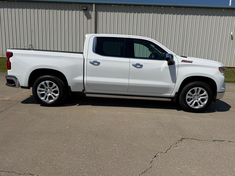 Chevrolet Silverado 1500 Vehicle Full-screen Gallery Image 2