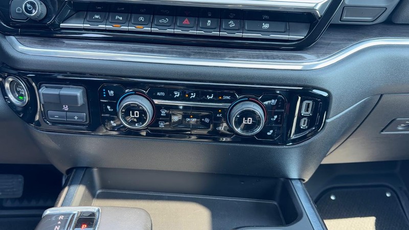 Chevrolet Silverado 1500 Vehicle Full-screen Gallery Image 14