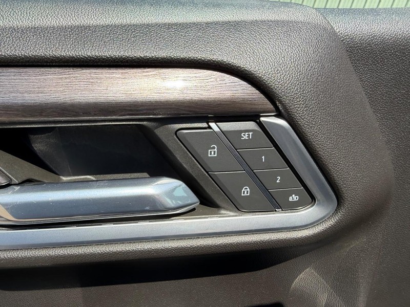 Chevrolet Silverado 1500 Vehicle Full-screen Gallery Image 18