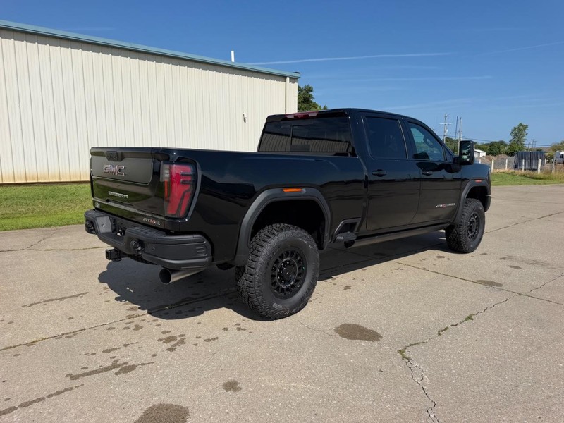 GMC Sierra 2500HD Vehicle Full-screen Gallery Image 3