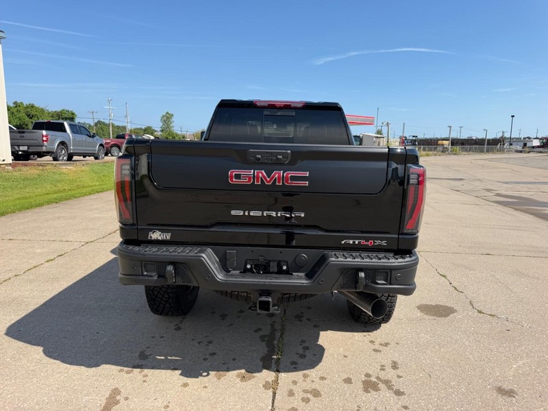 GMC Sierra 2500HD Vehicle Full-screen Gallery Image 4