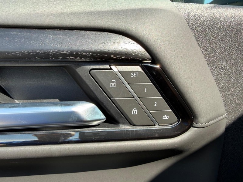 GMC Sierra 2500HD Vehicle Full-screen Gallery Image 17