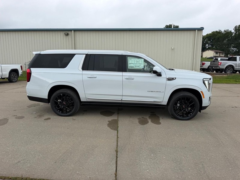 GMC Yukon XL Vehicle Full-screen Gallery Image 2