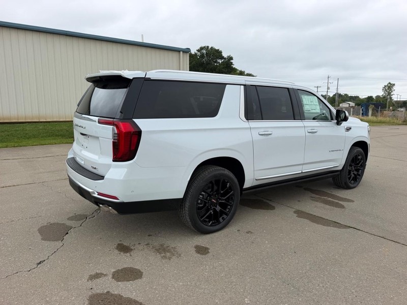 GMC Yukon XL Vehicle Full-screen Gallery Image 3