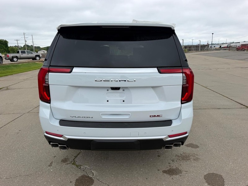 GMC Yukon XL Vehicle Full-screen Gallery Image 4