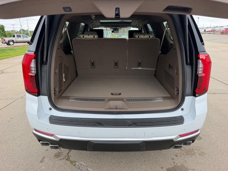 GMC Yukon XL Vehicle Full-screen Gallery Image 5