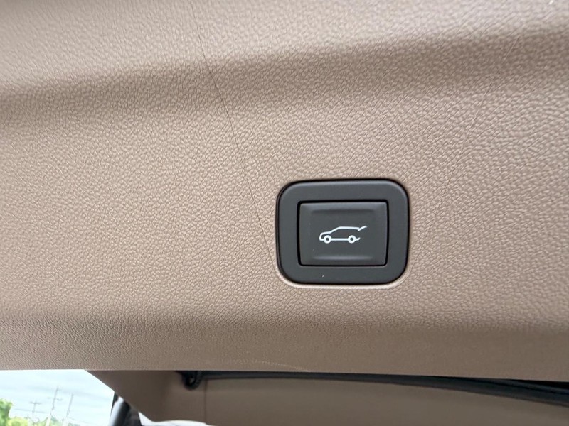 GMC Yukon XL Vehicle Full-screen Gallery Image 6