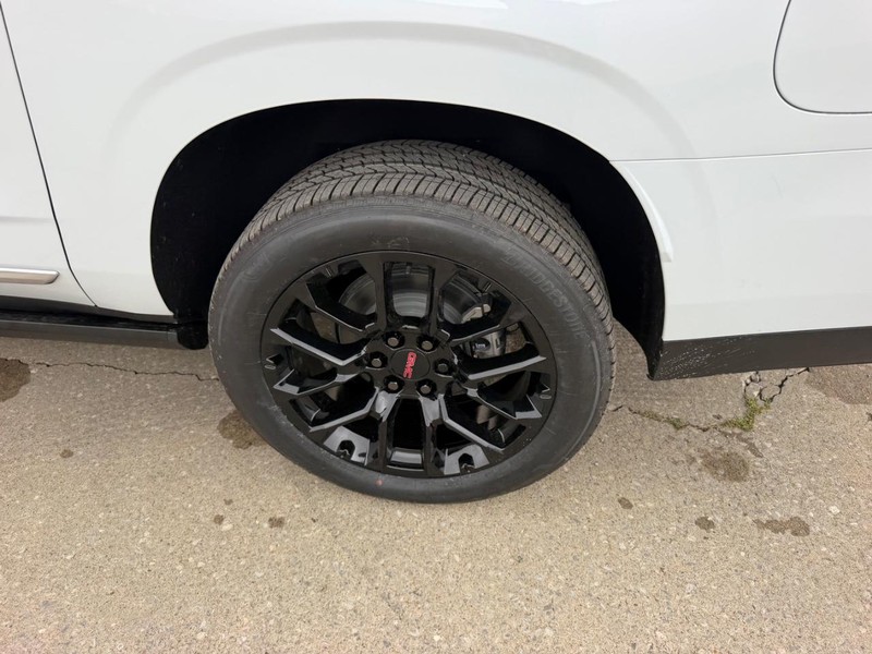 GMC Yukon XL Vehicle Full-screen Gallery Image 7