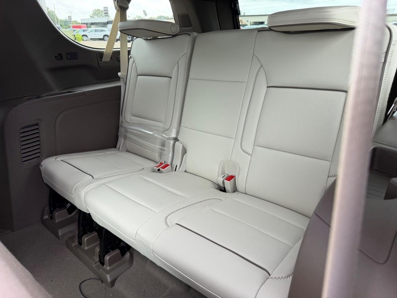 GMC Yukon XL Vehicle Full-screen Gallery Image 8